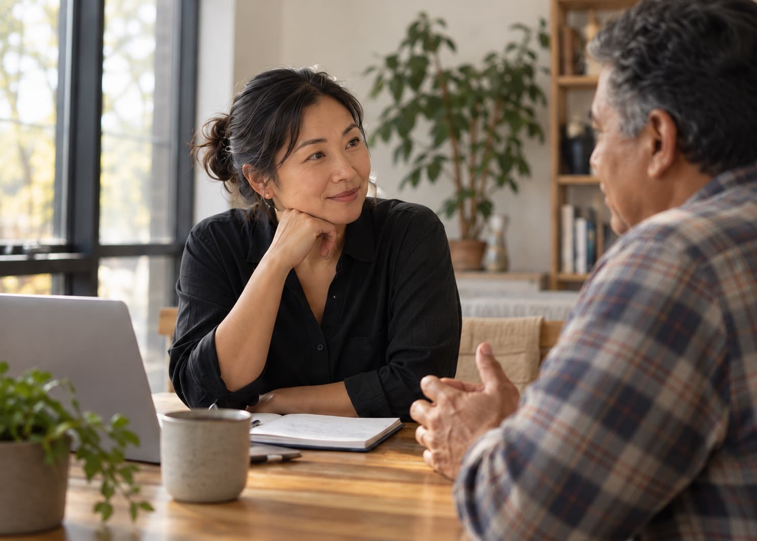 Dos personas conversan y analizan ideas juntas en una mesa